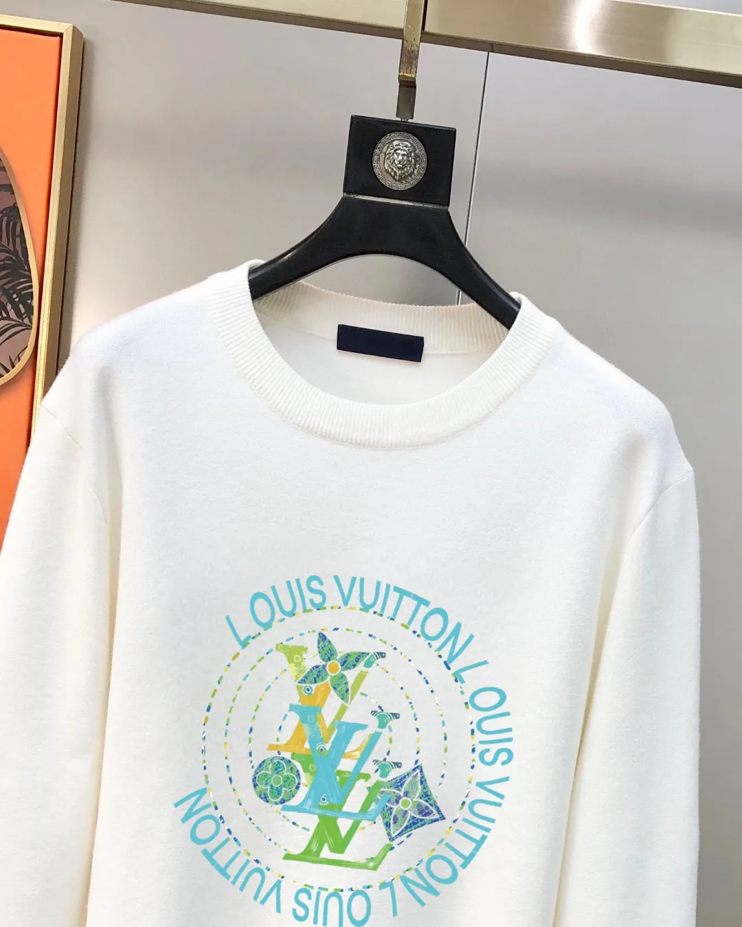🅿️240 【LV Louis Vuitton】Autumn and winter classic round neck pullover sweater, in full condition! ! ! Wool blended fabric, the latest model in 2025, golden ratio! ! Slim-fitting soft gold, versatile and practical item, the combination and practicality are extremely powerful, simple and elegant, and classy! To create your own style, it is highly recommended to buy it in two colors. The standard slim fit tailoring process is suitable for both young and old men. It is knitted from wool and will not cause any discomfort! While keeping warm, it is stylish, textured and wearable, and the classic logo with contrasting colors on the chest feels in place! ! Recommended for regular customers! ! Size M-3XL (maximum wear: 190 pounds)